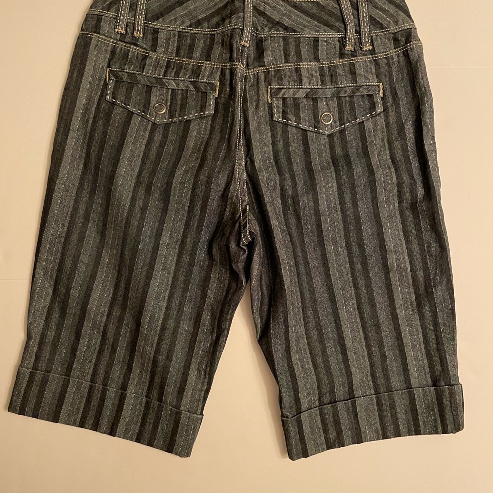 NWT White House Blanc Black Market short style Bermudas size 4
